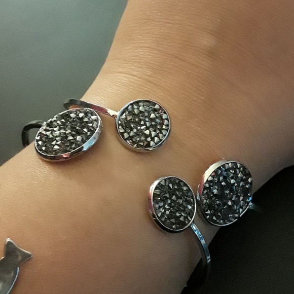 Bracelets - Picture 5 of 6